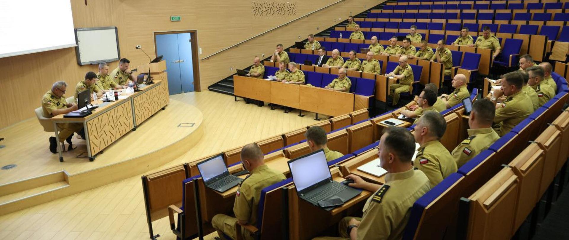 Na auli siedzą funkcjonariusze PSP podczas narady 