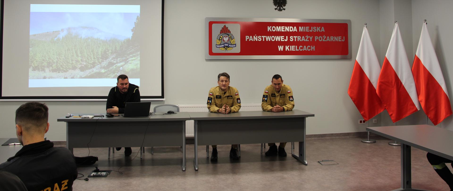 Zdjęcie przedstawia uczestników szkolenia podczas części teoretycznej w sali konferencyjnej Komendy Miejskiej PSP w Kielcach.