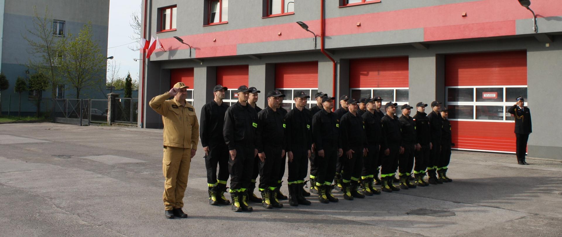 Święto Flagi 2023 Komenda Powiatowa PSP w Starachowicach - uroczysta zmiana służby