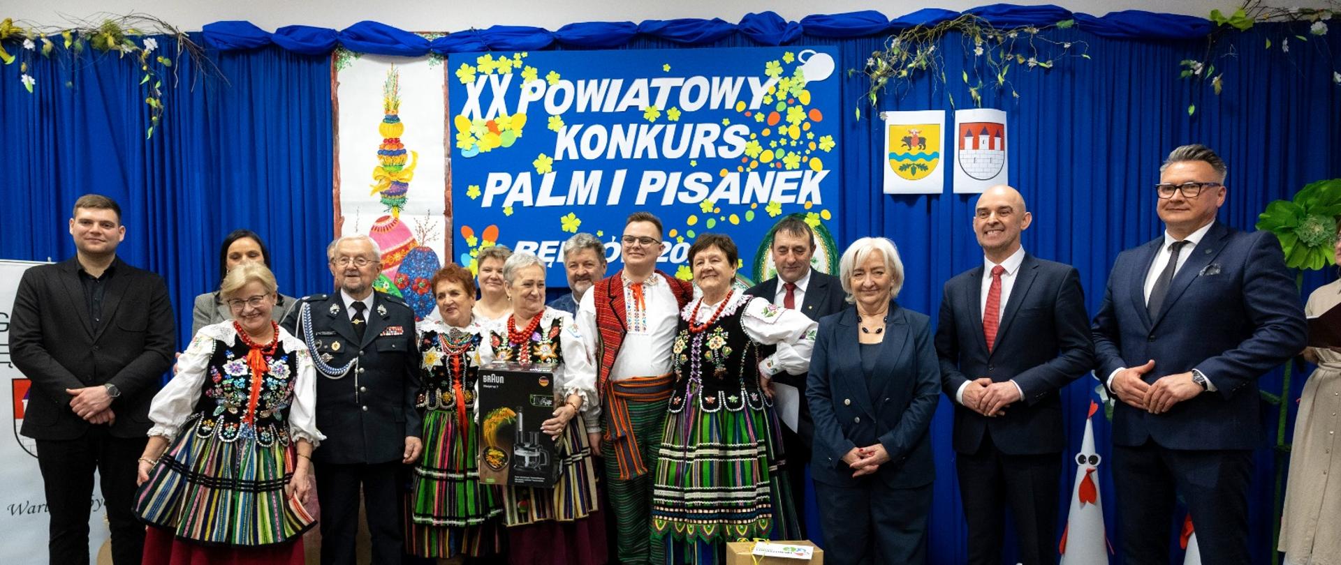 Pamiątkowa fotografia uczestników konkursu z wojewodą łódzkim Dorotą Ryl 