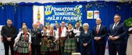 Pamiątkowa fotografia uczestników konkursu z wojewodą łódzkim Dorotą Ryl 