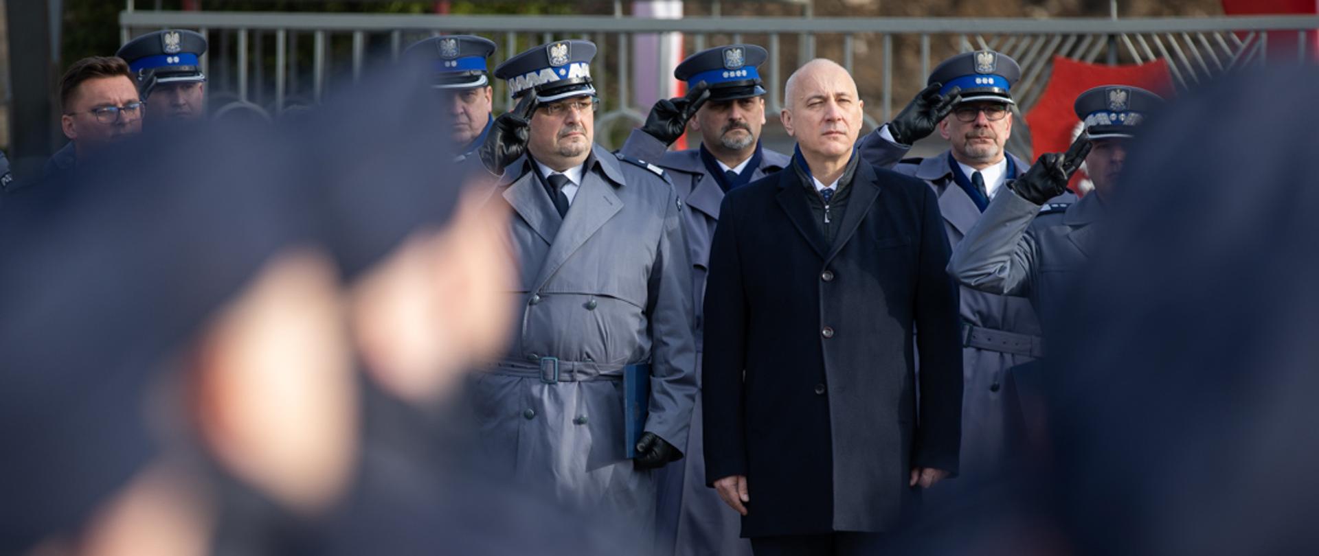 Minister Joachim Brudziński podczas ślubowania nowo przyjętych funkcjonariuszy Policji