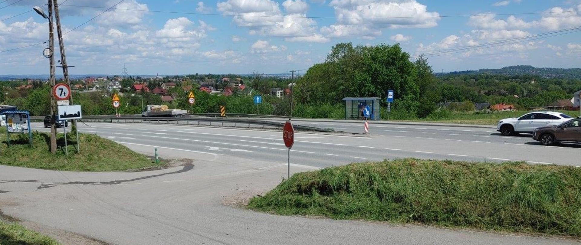 skrzyżowanie w Gaju na DK7, po przeciwnej stronie przystanek z wiatą