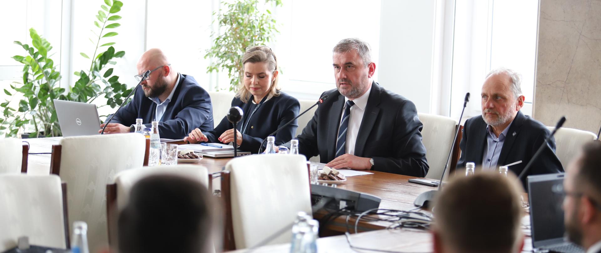 Wiceminister infrastruktury Stanisław Bukowiec podczas spotkania z przedstawicielami branży transportu drogowego