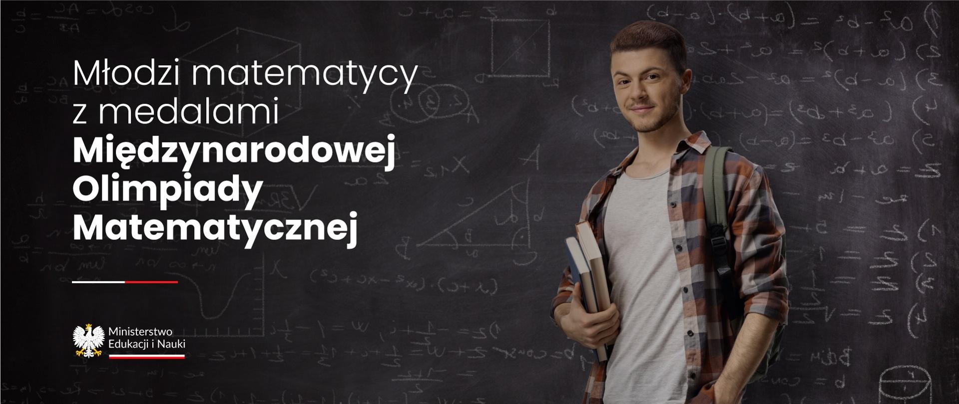 Młody człowiek z książkami pod pachą stoi na tle czarnej tablicy, obok napis Młodzi matematycy z medalami Międzynarodowej Olimpiady Matematycznej.