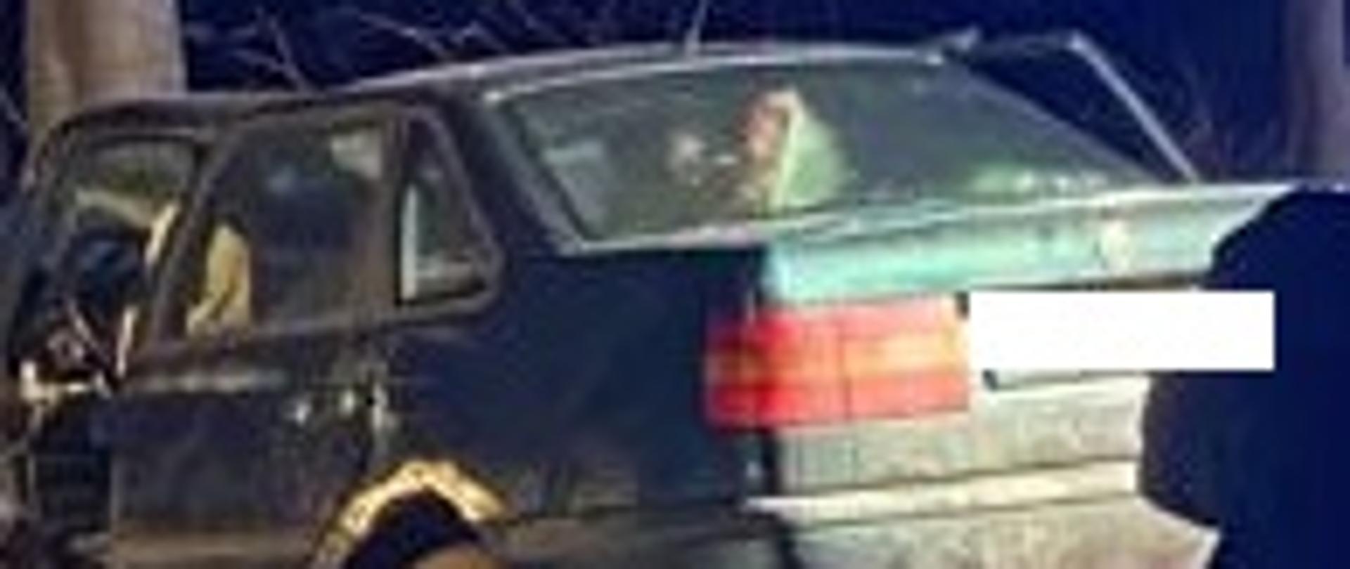 Pojazd osoby uderzył przodem w drzewo ma otwarte przednie drzwi od strony kierowcy. 