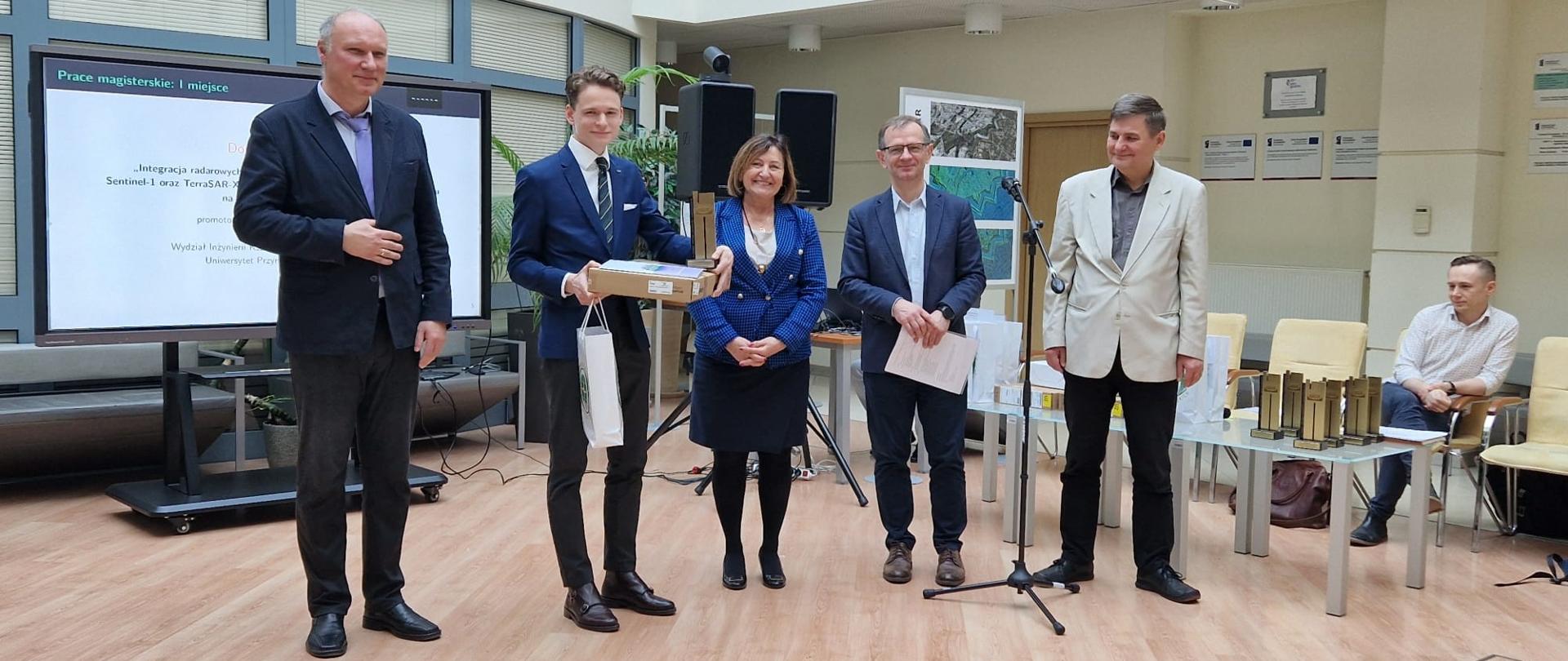 Alicja Kulka, p.o. Główny Geodeta kraju podczas wręczenia nagród w konkursie na najlepsze prace dyplomowe obronione na kierunku geodezja i kartografia w 2021/2022 roku