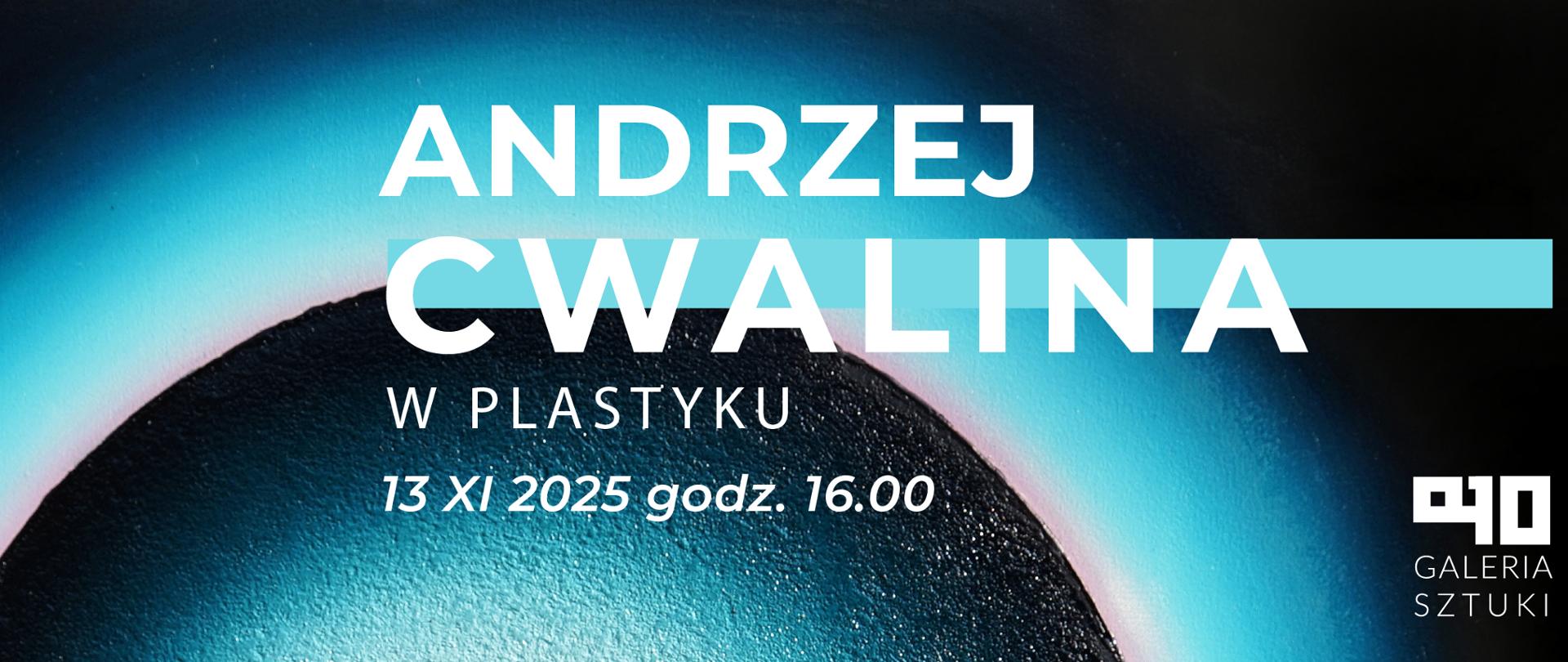 Plakat zapowiadający wystawę artysty Andrzeja Cwaliny w Galerii Sztuki „Plastyk”. Na środku duży biały napis: „ANDRZEJ CWALINA”, z niebieskim paskiem podkreślającym część nazwiska. Poniżej mniejszy tekst: „w Plastyku”, a jeszcze niżej: „13 XI 2025 godz. 16.00”. W prawym dolnym rogu znajduje się logo Galerii Sztuki z napisem „galeria sztuki”. Tło plakatu to abstrakcyjny motyw w odcieniach czerni, błękitu i różu, przypominający świetlną poświatę wokół okręgu.