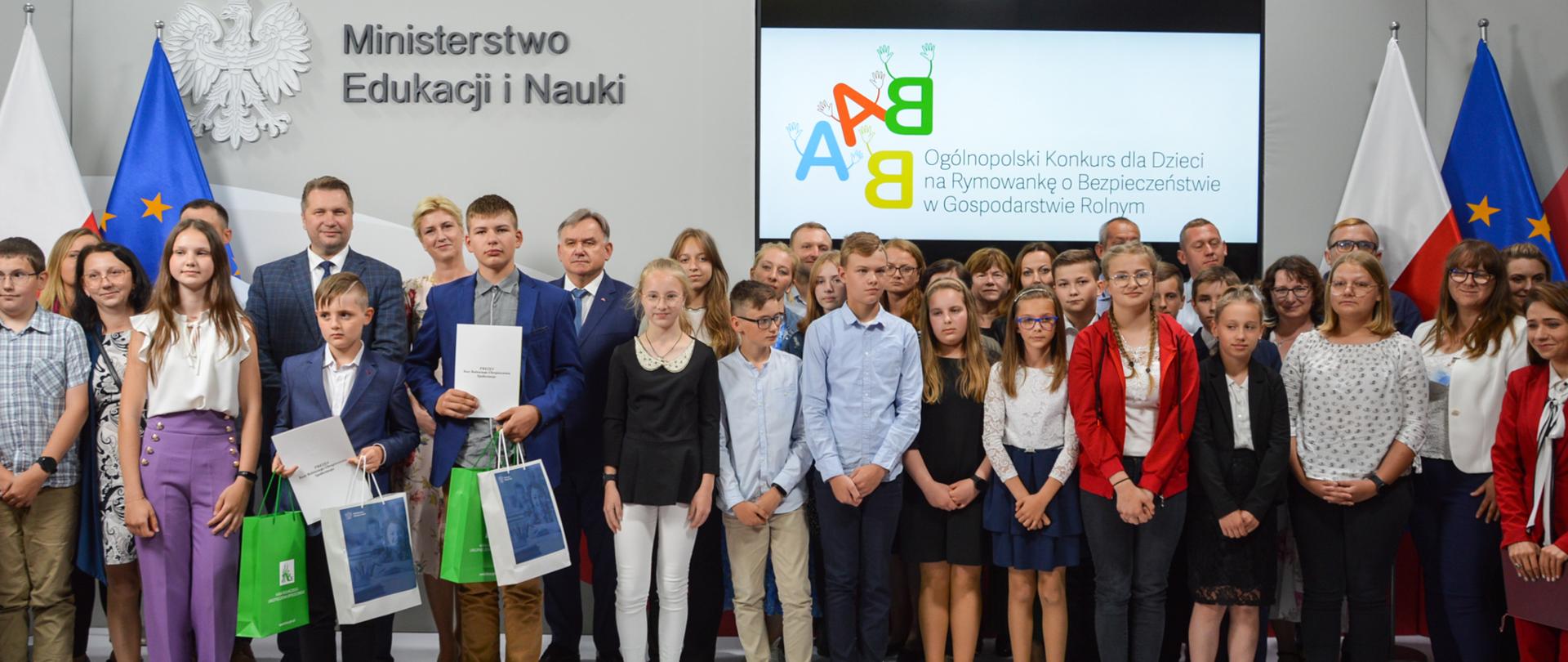 Zdjęcie z uroczystości podsumowania III Ogólnopolskiego Konkursu dla Dzieci na Rymowankę o Bezpieczeństwie w Gospodarstwie Rolnym