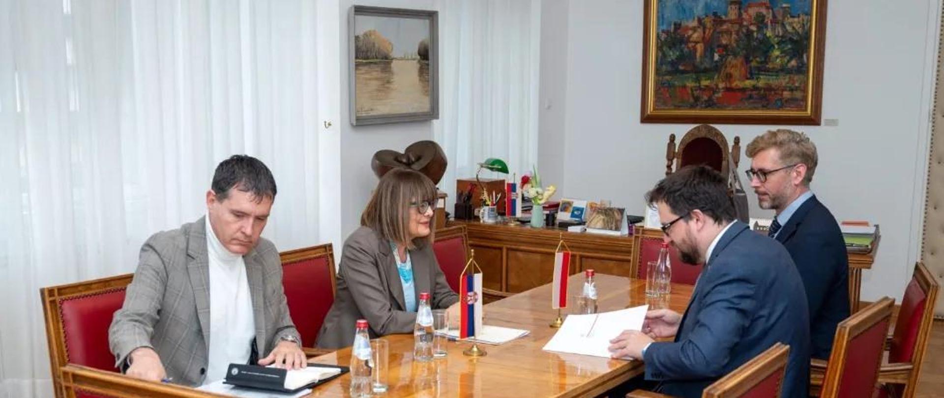Glavna tema razgovora ambasadora Republike Poljske i direktora Poljskog instituta u Beogradu sa ministarkom kulture Republike Srbije bio je formalni poziv upućen Srbiji da kao počasni gost učestvuje na Međunarodnom sajmu knjiga u Varšavi