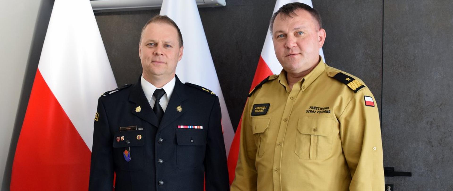 Zdjęcie przedstawia stojących w pamiątkowym zdjęciu od lewej Podkarpacki Komendant Wojewódzki nadbrygadier Andrzej Babiec oraz Piotr Glac.