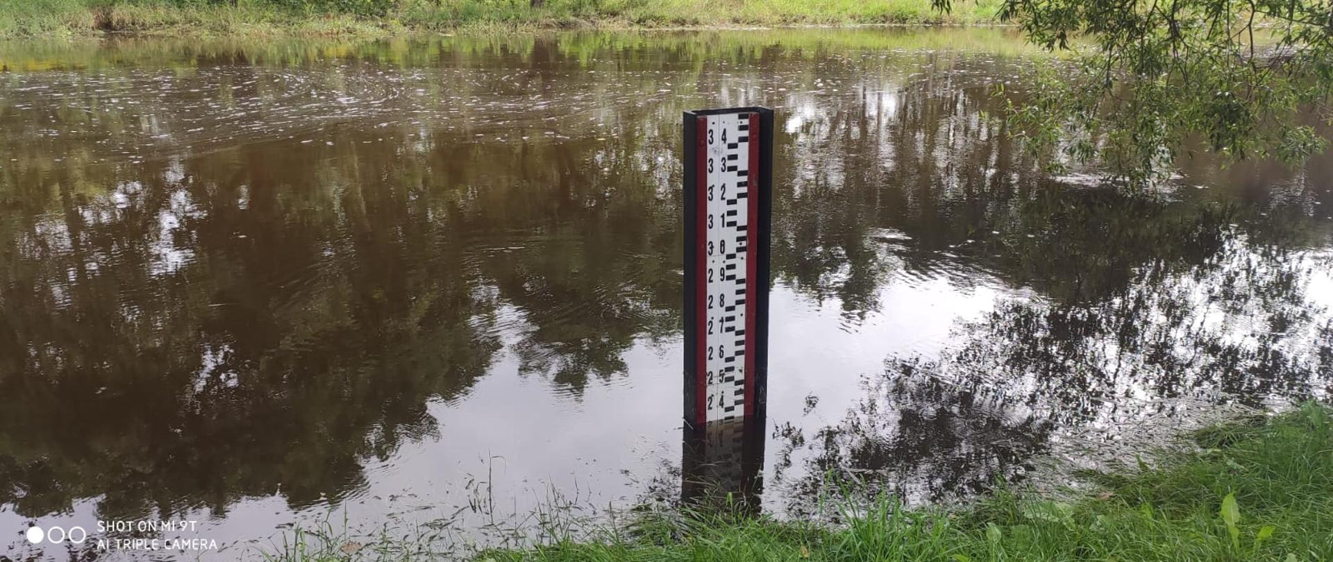 Wodowskaz na rzece Kamiennej w Wąchocku