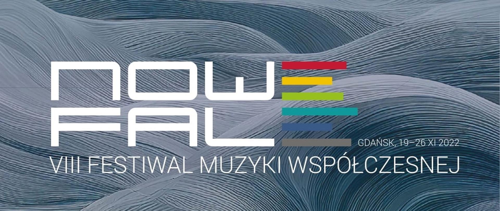Na tle grafiki imitującej fale morskie logo festiwalu oraz napis VIII Festiwal Muzyki Współczesnej wraz podanym miejscem i datą czyli 19 - 26 listopada 2022