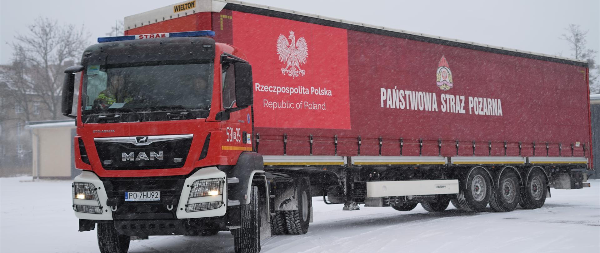 samochód TIR z napisem państwowa straż pożarna