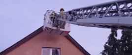 Strażacy usuwają uszkodzenia dachu na przedszkolu w Wilkowie Polskim
