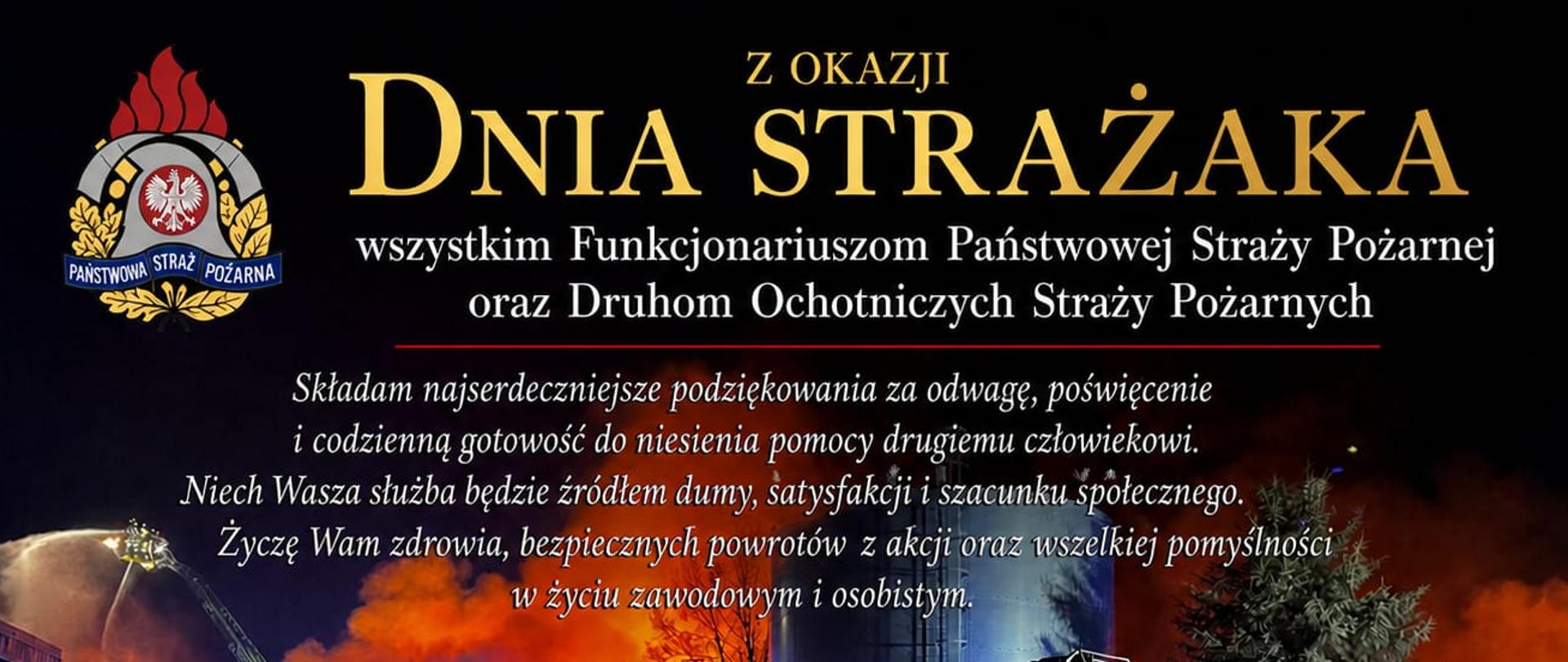Na zdjęciu widać nocną akcję gaśniczą dużego pożaru w obiekcie przemysłowym. W tle unosi się intensywny, pomarańczowy blask płomieni oraz gęsty dym. Strażacy gaszą ogień – z lewej strony widać wysięgnik z drabiną, z którego podawany jest strumień wody.
Na pierwszym planie stoi duża ciężarówka z cysterną do przewozu wody, oświetlona światłami pojazdów ratunkowych. Obok znajdują się inne wozy strażackie z włączonymi sygnałami świetlnymi.
W centrum kadru widać duży, cylindryczny zbiornik przemysłowy, a wokół niego elementy infrastruktury zakładu. Całość wskazuje na poważny pożar na terenie zakładu przemysłowego lub magazynowego, z intensywną akcją ratunkową w toku.