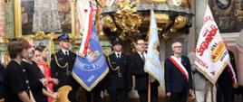 Poczet sztandarowy Komendy Powiatowej Państwowej Straży Pożarnej w Pleszewie stoi w kościele podczas 43. rocznicy podpisania porozumień sierpniowych i powstania Niezależnego Samorządnego Związku Zawodowego „Solidarność”