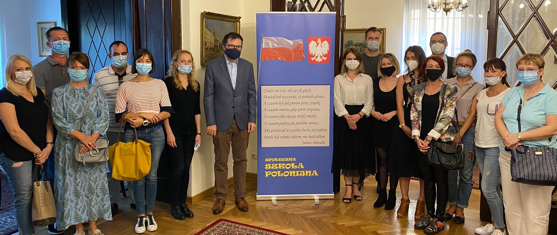 Nauczanie języka polskiego, polskiej historii i kultury, a także wyzwania stojące przed rodzinami polonijnymi w procesie socjalizacji szkolnej były przedmiotem spotkania Ambasadora RP Rafała Perla i Konsula Pawła Sokołowskiego z gronem pedagogicznym i rodzicami Społecznej Szkoły Polskiej w Belgradzie.
