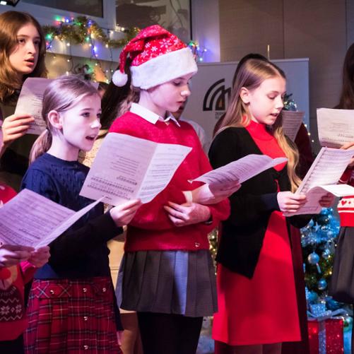 Zdjęcie przedstawia uczniów śpiewających kolędy