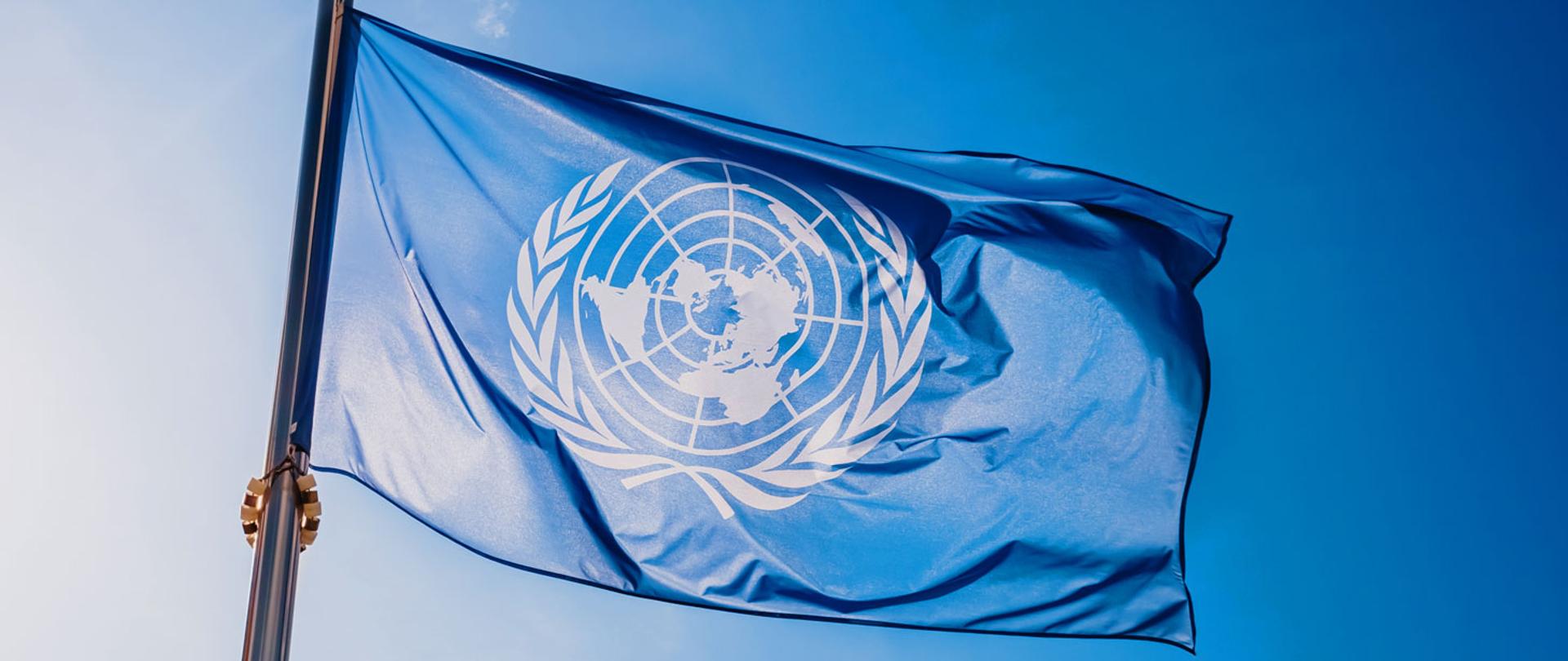 Powiewająca na wietrze flaga Organizacji Narodów Zjednoczonych