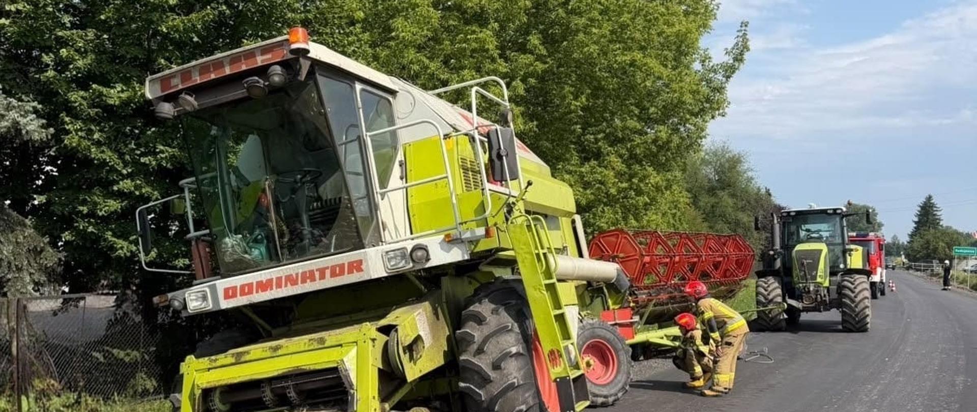 Częściowo zablokowana droga wojewódzka 252 przez kombajn