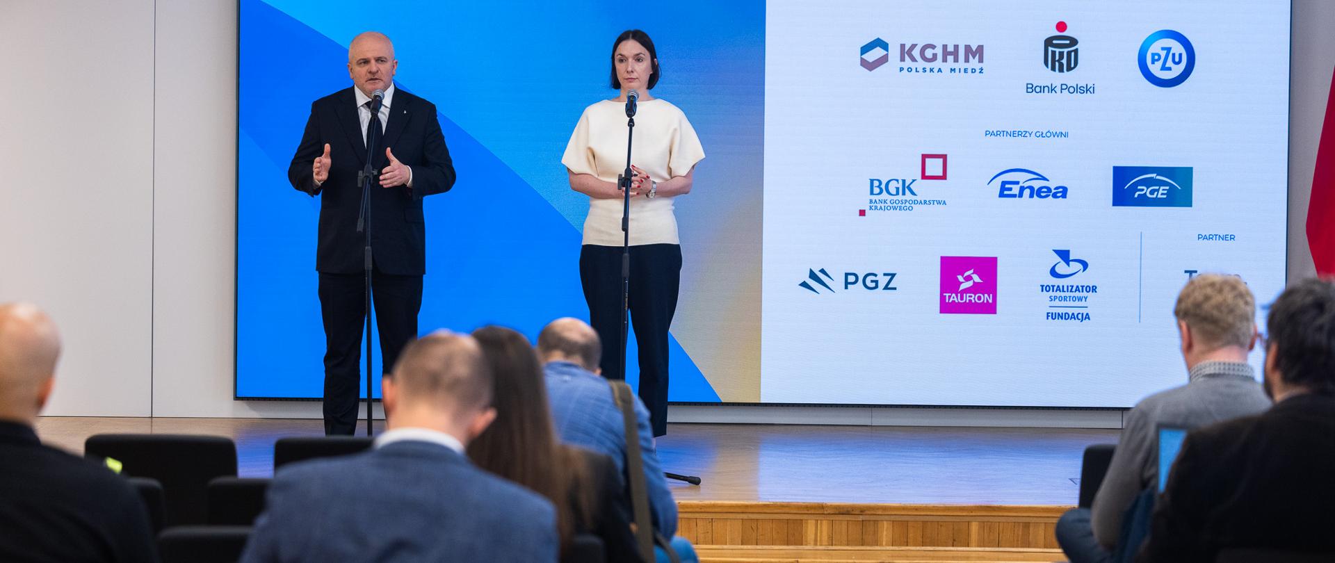 Wiceminister Eliza Zeidler i przewodniczący Rady ds. Współpracy z Ukrainą Paweł Kowal. Ujęcie zza słuchaczy. 