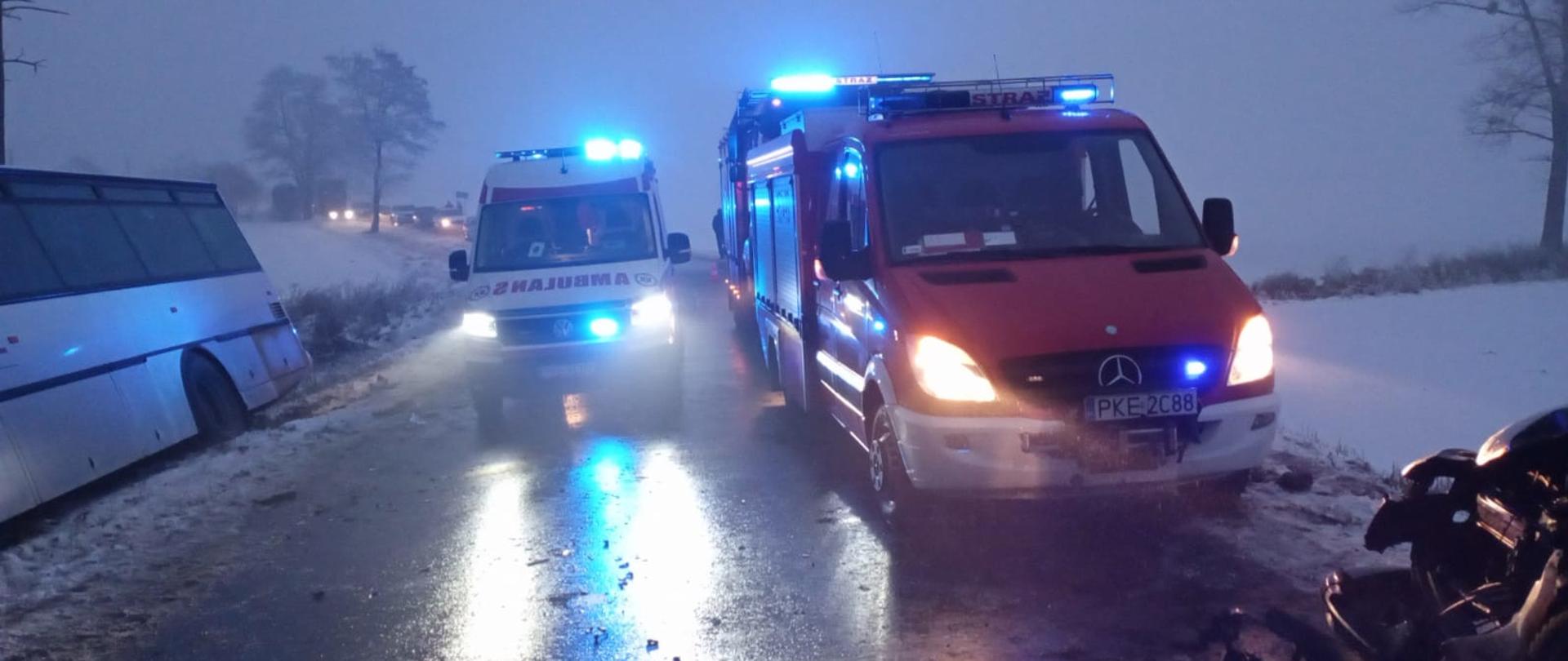 widoczne miejsce zdarzenia uszkodzone pojazdu biorące udział oraz służby działające na miejscu zdarzenia