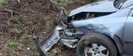 Widać uszkodzony przód samochodu, pojazd w rowie