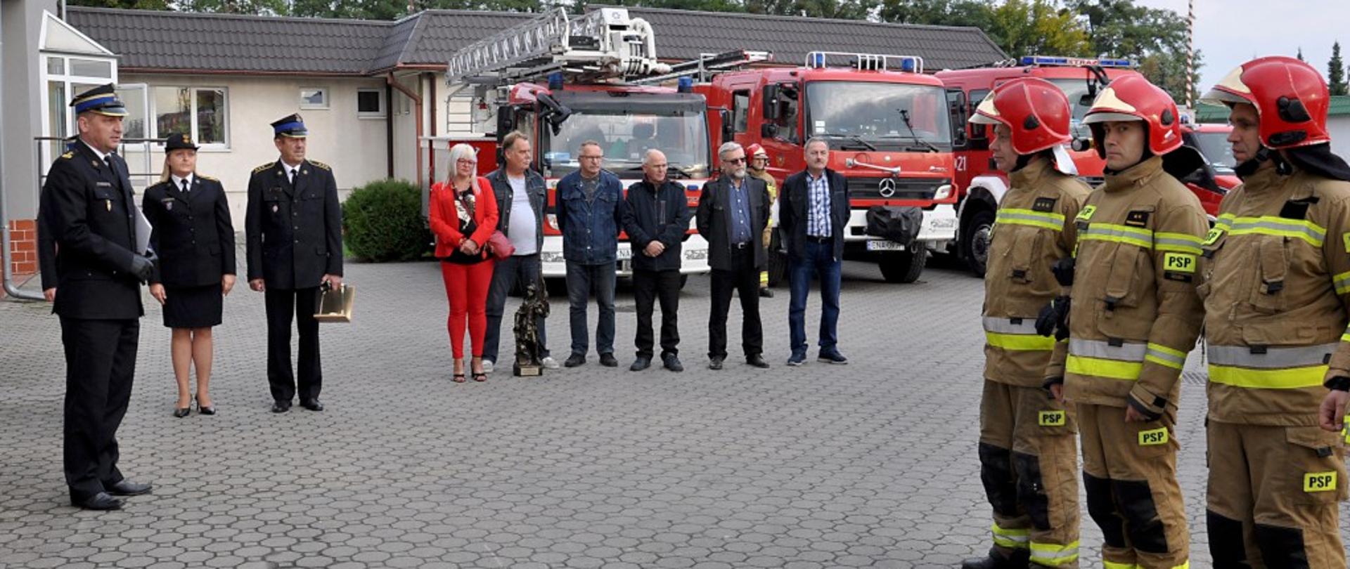 Na zdjęciu funkcjonariusze KP PSP Nakło podczas uroczystej zbiórki.