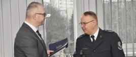 Wojewoda Radosław Król wręcza powołanie nowemu Wojewódzkiemu Inspektorowi Transportu Drogowego Grzegorzowi Bukowskiemu.