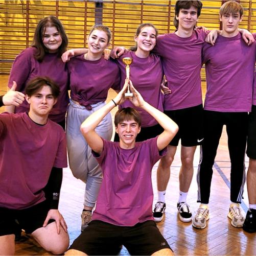 Zdjęcie przedstawia uczestników turnieju piłki siatkowej