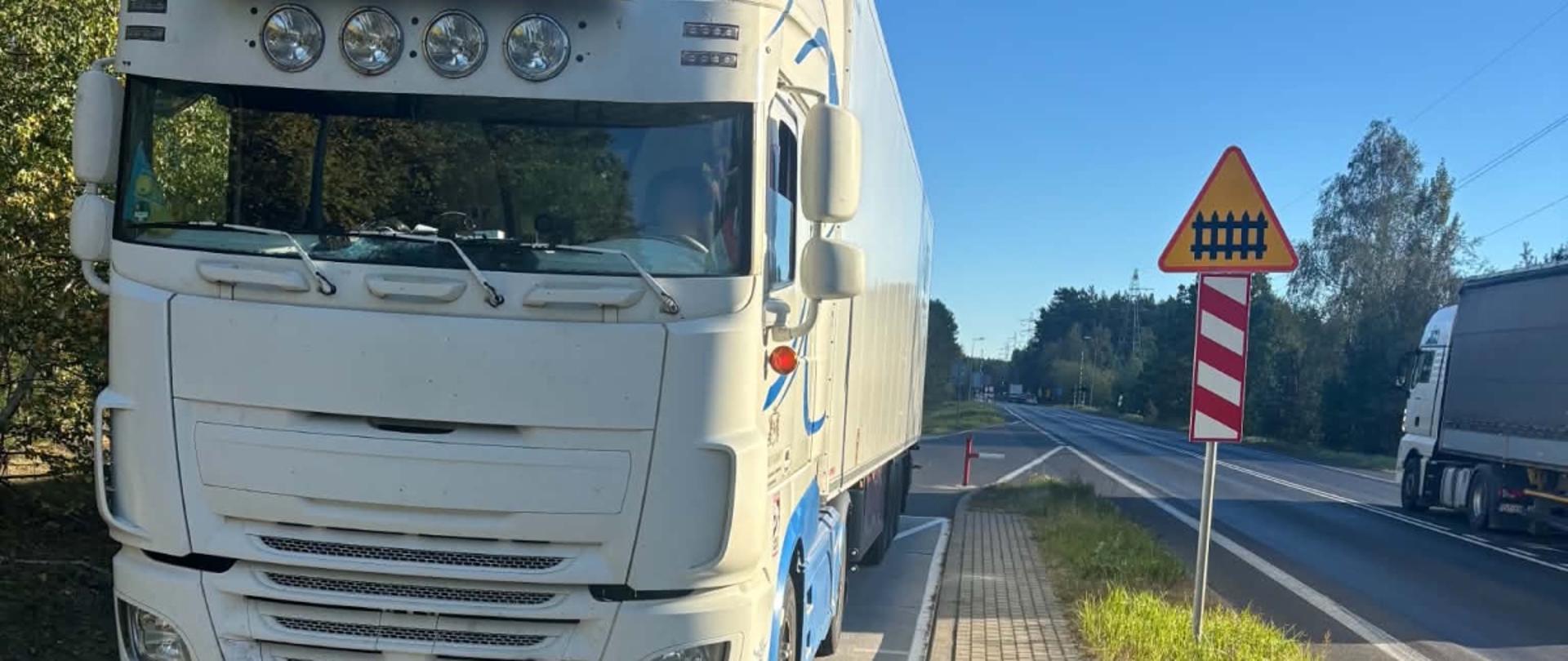 Pojazd ciężarowy zatrzymany na punkcie kontrolnym.