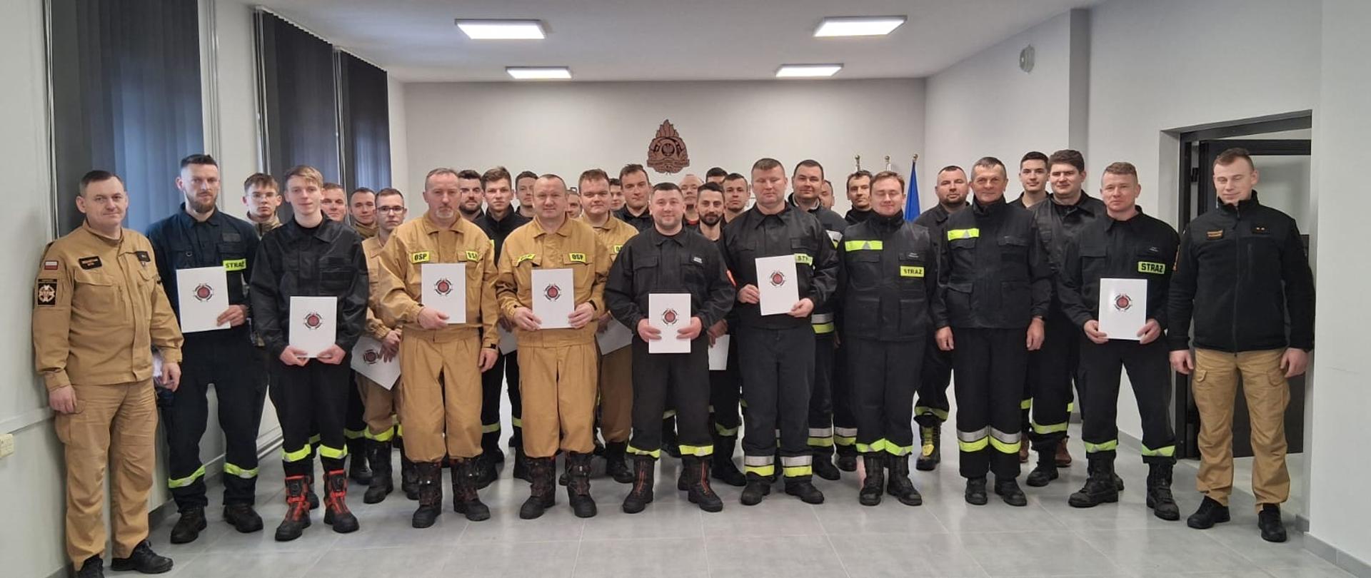 Na zdjeciu druhowi osp z dyplomami po zakończeniu szkolenia.