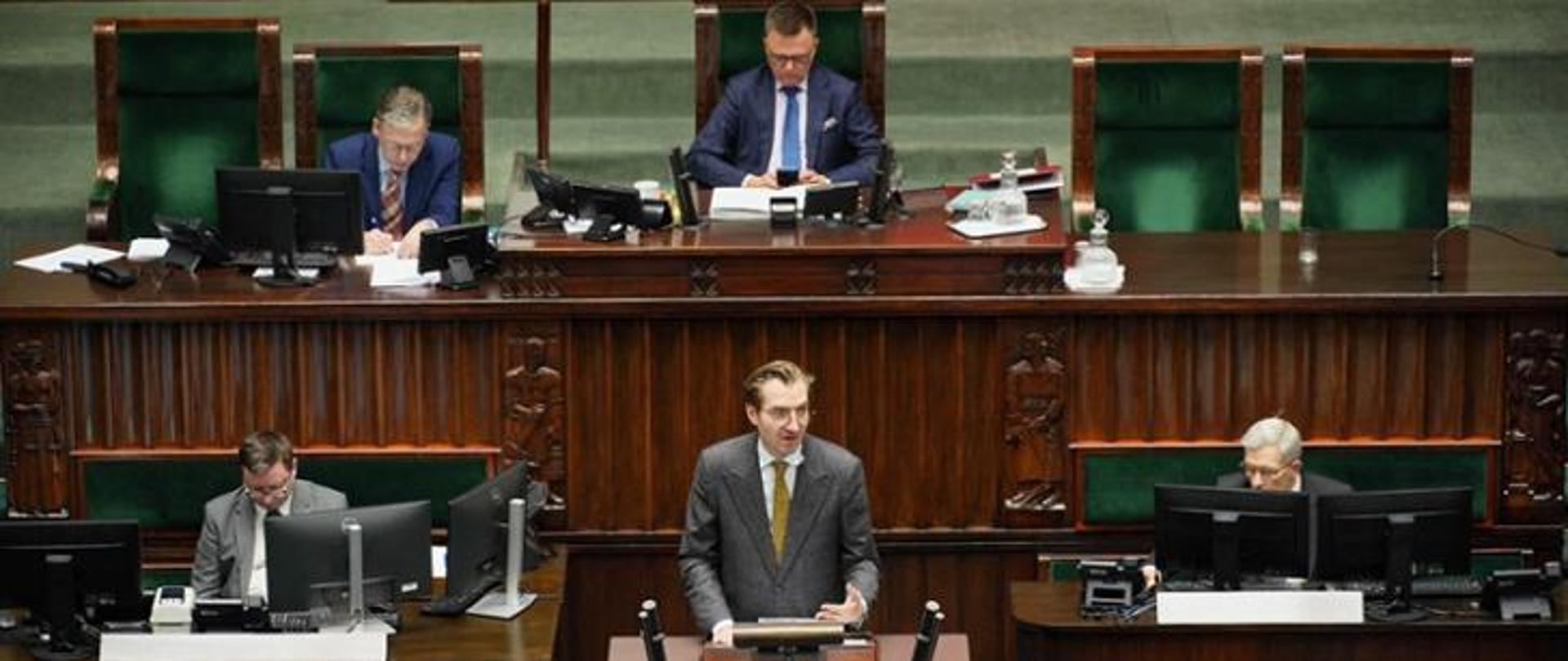 In the photo, Deputy Minister Jan Szyszko speaks from the parliamentary rostrum