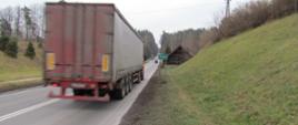 Wjazd do Olsztyna drogą krajowa nr 51. Na pierwszym planie samochód ciężarowy.