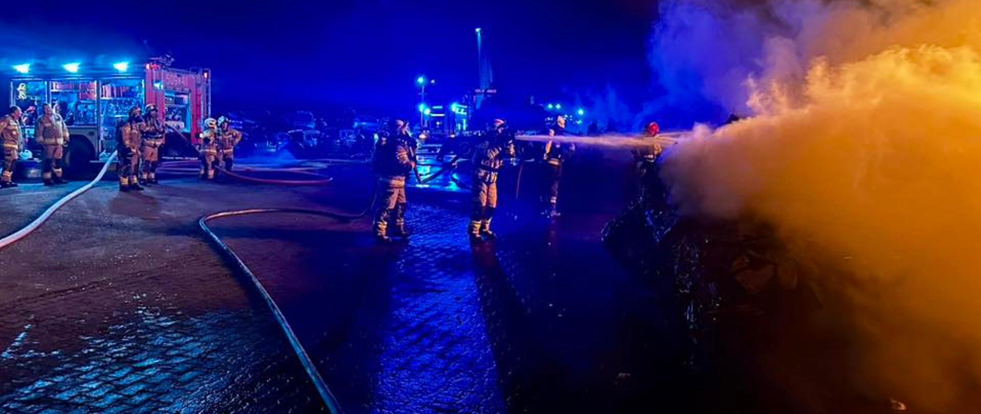 Pożar wraków w stacji demontażu pojazdów w Stobnie