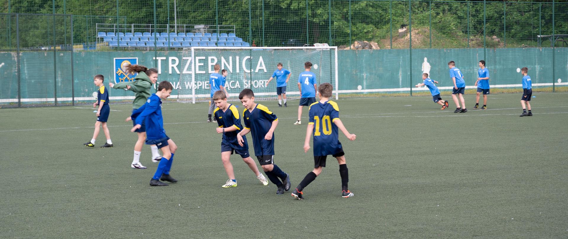 Młodzieżowa drużyna piłkarska na boisku