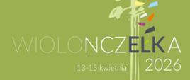 Plakat z zielonym podkładem z wieloma logami firm, instytucji na dole. Białe litery w większości drukowane z informacjami o konkursie wiolonczelowym w szkole muzycznej w Ełku. Z prawej strony plakatu kolorowa główka wiolonczeli z kołkami.
