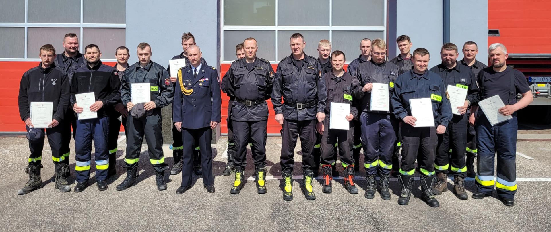 Wspólne zdjęcie przed strażnicą