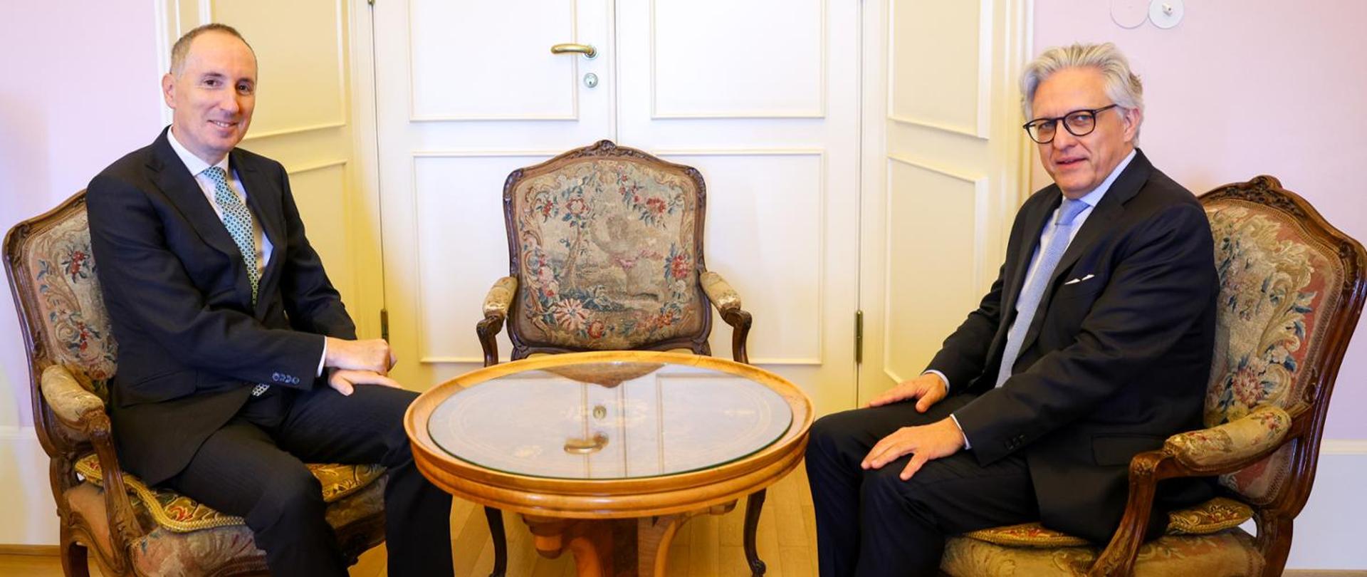 Podsekretarz Stanu w MSZ Artur Harazim siedzący przy stole ze swoim czeskim odpowiednikiem Jiříem Brodskim. 