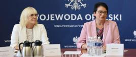 Spotkanie pożegnalne Wojewódzkiej Komisji ds. Orzekania o Zdarzeniach Medycznych. Na zdjęciu Wojewoda Opolski Monika Jurek oraz Dyrektor Wydziału Zdrowia Mirosława Kwatek-Hoffmann siedzą przy stole. 