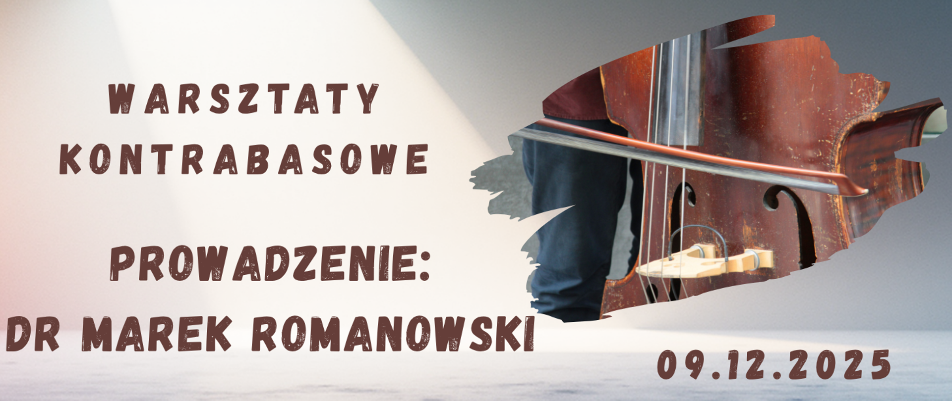 Na kolorowym tle, z lewej strony tekst w kolorze brązowym "Warsztaty kontrabasowe, prowadzenie: dr Marek Romanowski". Z prawe strony grafika kontrabasu. W prawym dolnym rogu tekst "9 grudnia 2025".