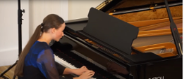 Uczennica grająca na fortepianie 1