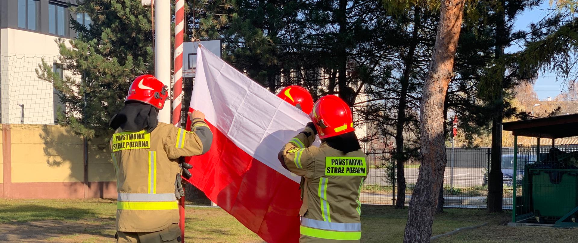 strażacy KM PSP w Krakowie podczas uroczystego podniesienia flagi państwowej.