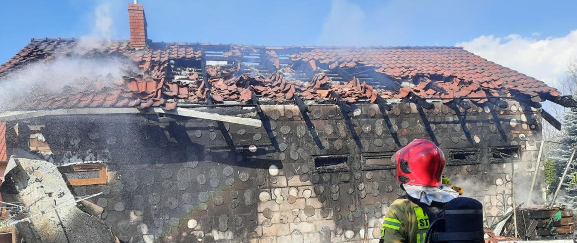 Na zdjęciu widnieją działania gaśnicze garażu. 