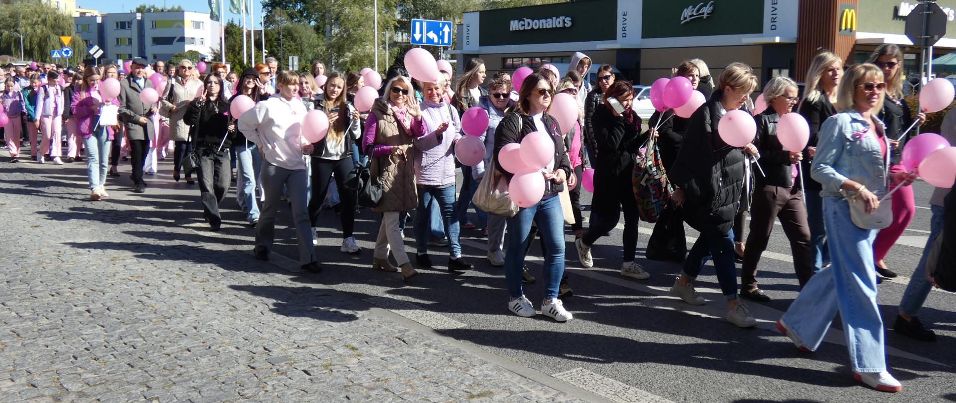Zdjęcie przedstawia idący marsz.