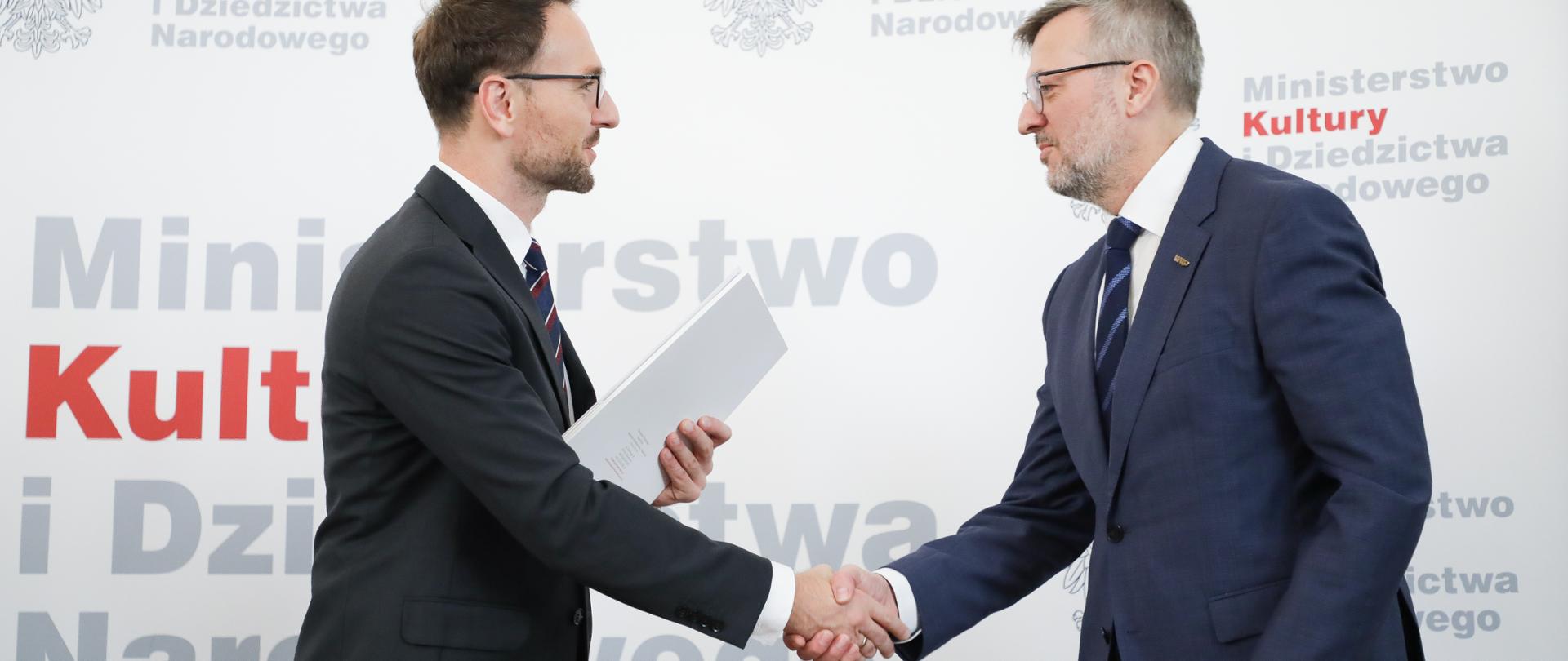 Podpisanie umowy o przekazaniu przez Skarb Państwa gruntu, na którym powstaje Muzeum Historii Polski, fot. Danuta Matloch