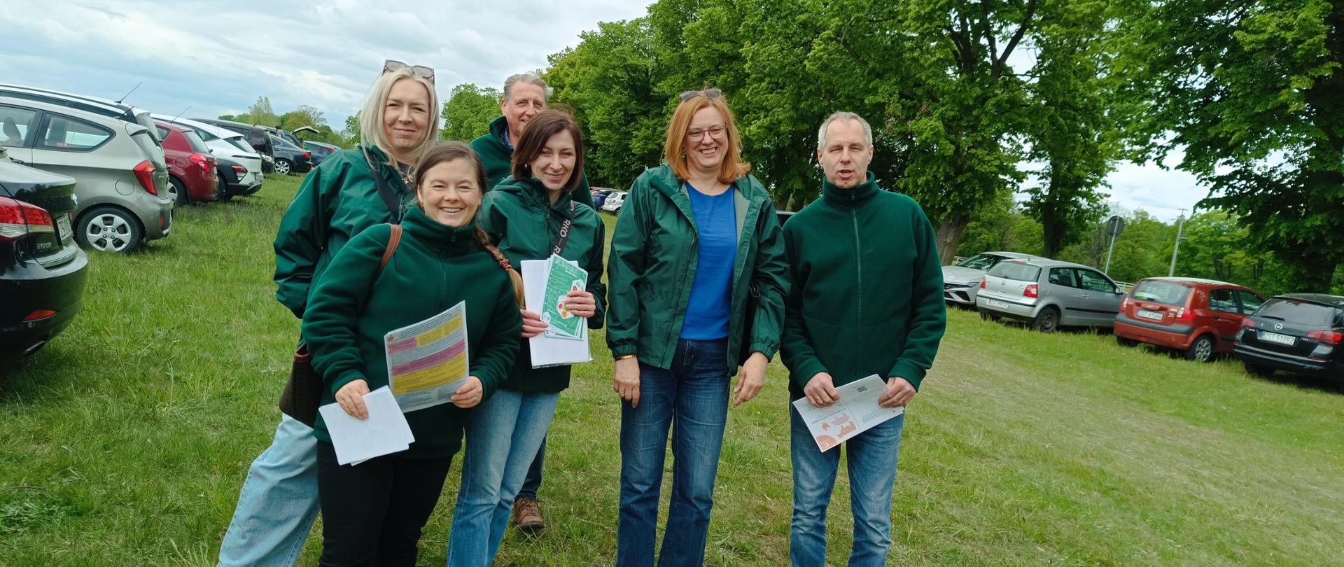 sześciu Inspektorów IJHARS, w tle zielone drzewa