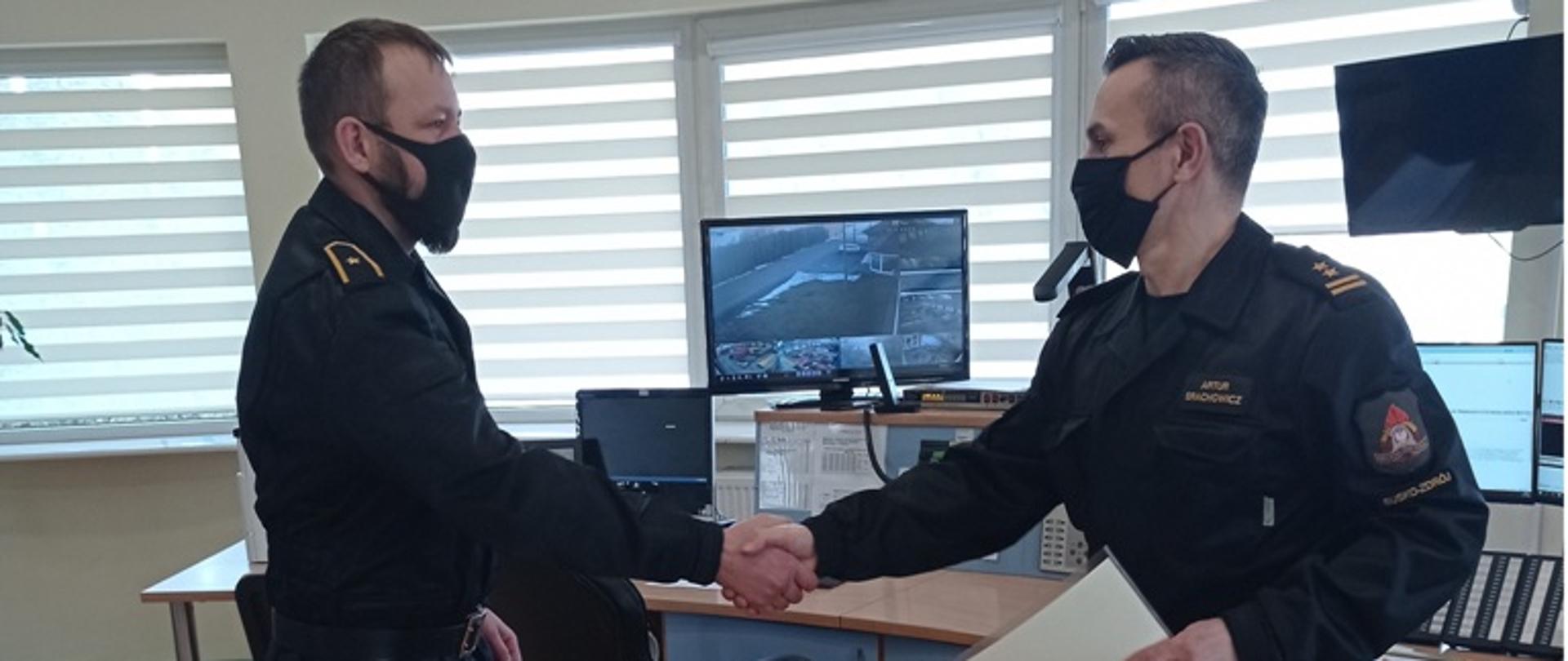 Na zdjęciu komendant powiatowy podający dłoń asp. Grzegorzowi Marzec