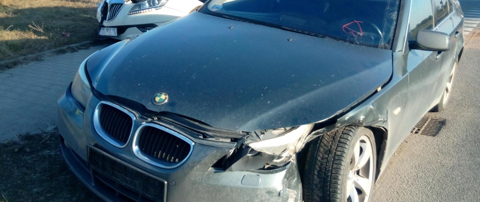 Zdjęcie przedstawia samochody biorące udział w kolizji.